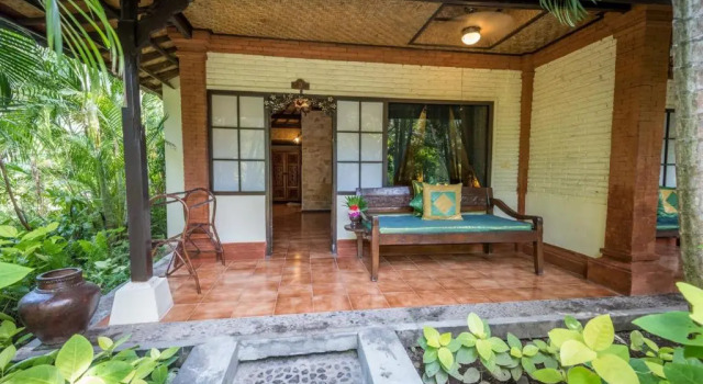Бунгало Standard с красивым видом из окна Pondok Sari Beach & Spa Resort