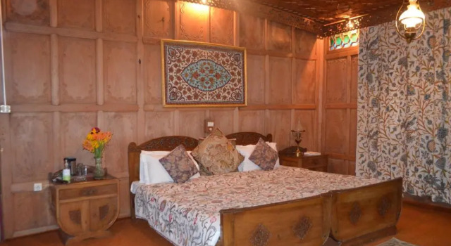New Alexandra Houseboats