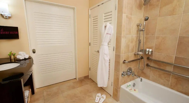 Двухместный номер Mobility/Hearing Access Bathtub The Beverly Hilton