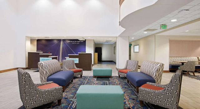 La Quinta Inn & Suites by Wyndham Omaha Airport Downtown, Rezerwuj Hotel Hotele w Omaha z basenem, Basen