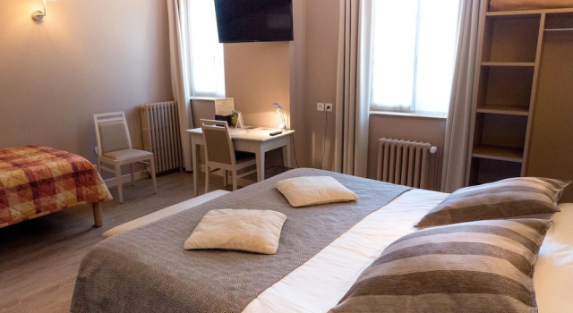 Двухместный номер Superior Logis Hôtel Restaurant Auberge du Valburgeois
