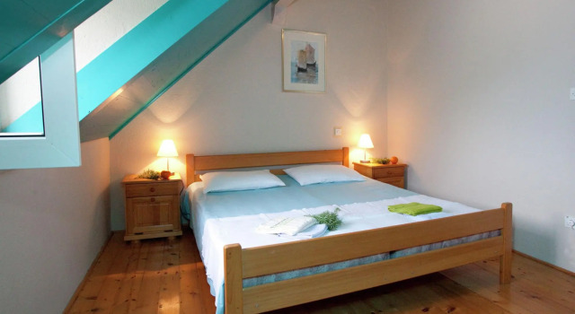 Beautiful Holiday Home on the Island Brac, With the Sea and a Small Beach in Front of the Door, Prenota Casa vacanze Pučišća 