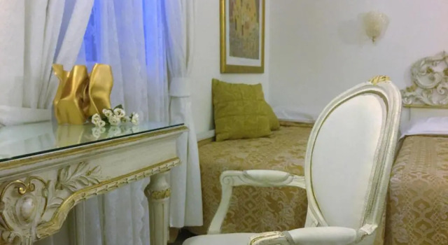 Четырёхместный номер Standard Residenza Due Torri check in presso HOTEL CENTRALE Vicolo Cattani 7