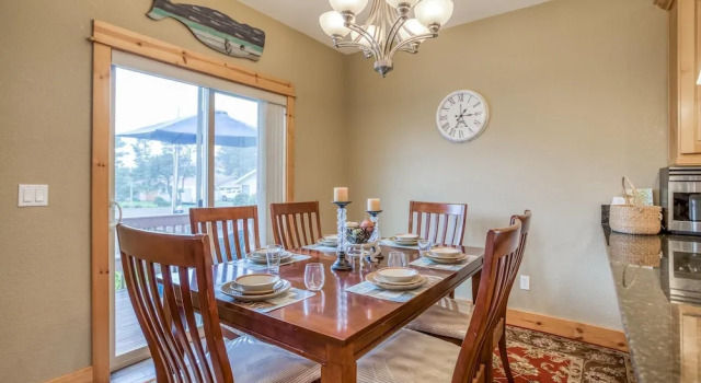 Gorgeous Kitchen and Fenced Backyard - Stunning Coastal Haven, Prenota Hotel Lincoln City 