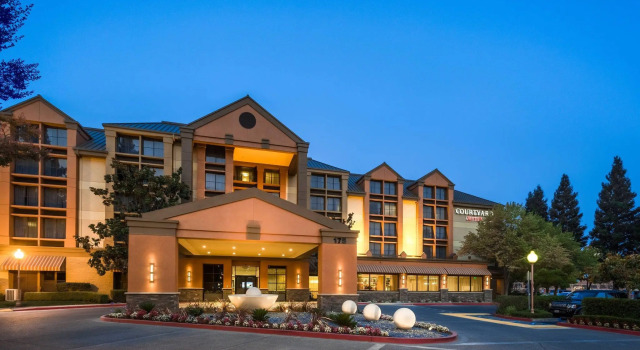 Четырёхместный номер Standard Courtyard by Marriott Santa Rosa