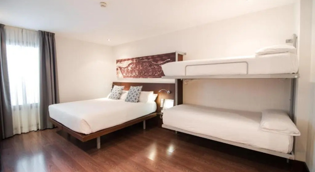 Четырёхместный номер Petit Palace Marques Santa Ana