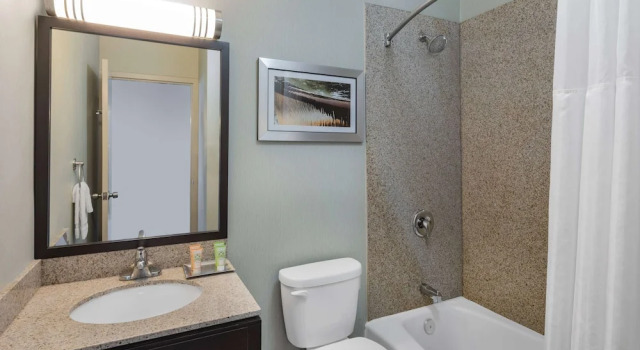 Четырёхместный номер Standard с видом на город Wyndham Garden Kenosha Harborside