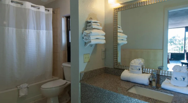 Четырёхместный номер Deluxe Express Inn & Suites - 5 Miles from St Petersburg Clearwater Airport