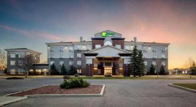 Полулюкс Holiday Inn Express Airdrie by IHG