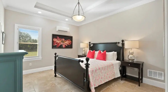 Коттедж Luxury Knickerbocker Estate: Elegant 9-BR Getaway in Naples. Enjoy Private Pool, Outdoor Dining, and Expansive Grounds, Experience Tranquility with Easy Access to Naples' Best