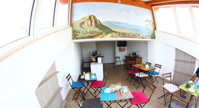 B&B Menta & Peperoncino, Book Bed and Breakfast Hoteller i Partinico med parkering, Parkering