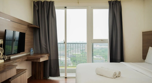 Comfort And High Floor Studio Room At Casa De Parco Apartment, Book Apartment Hotels in South Tangerang with a Pool, Swimming Pool