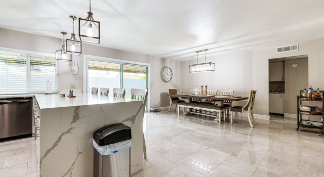 Backyard Oasis! Family-friendly Tempe Retreat, Забронировать Дом для отпуска Пруд в Темпе 