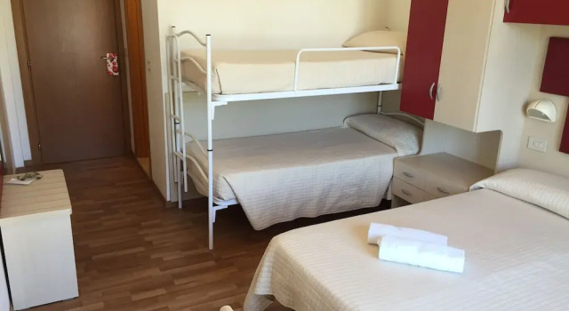 Четырёхместный номер Standard с балконом Hotel Stresa