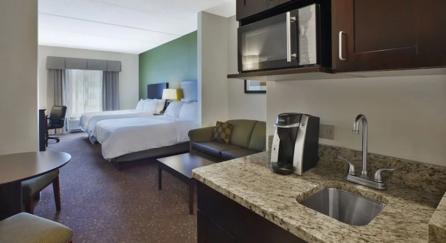 Четырёхместный люкс Holiday Inn Express & Suites Geneva Finger Lakes by IHG