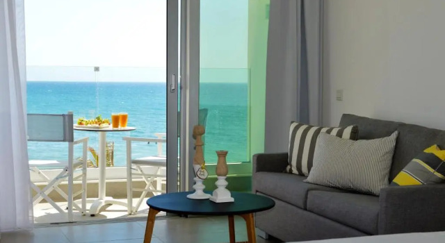 Трёхместный семейный номер Standard с видом на море Island Boutique Hotel