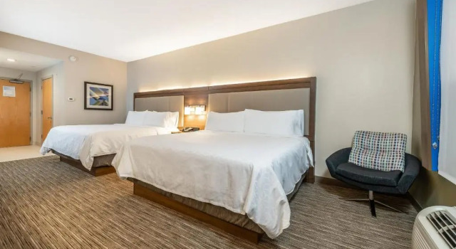 Четырёхместный номер Executive Holiday Inn Express Fremont - Milpitas Central by IHG