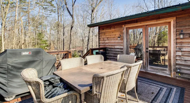 Коттедж 3 Mi to Dtwn Ellijay: Tree-lined Cabin w/ Deck!