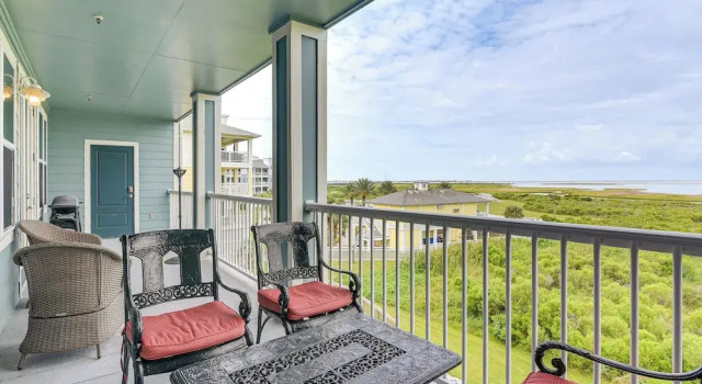 Walk to Beach: Condo w/ Bay View in Galveston, Book Lejlighed Galveston Houston