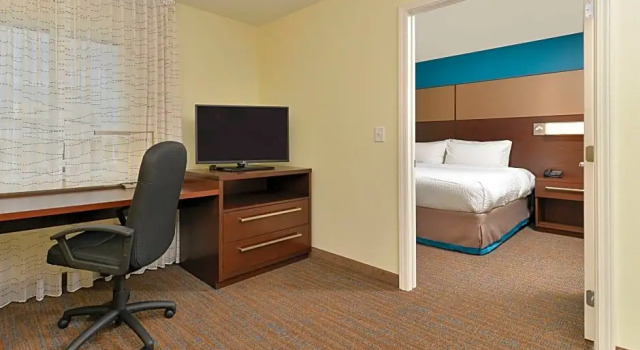 Четырёхместный люкс с 2 комнатами Hampton Inn & Suites Des Moines Downtown