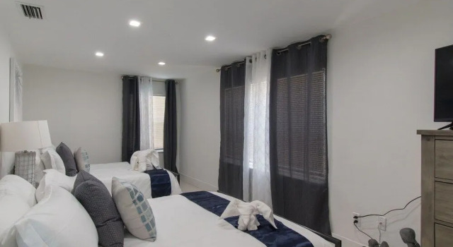 Dania Beach Beauty 3BR with Hot Tub, Забронировать Отель Дания-Бич Broward County