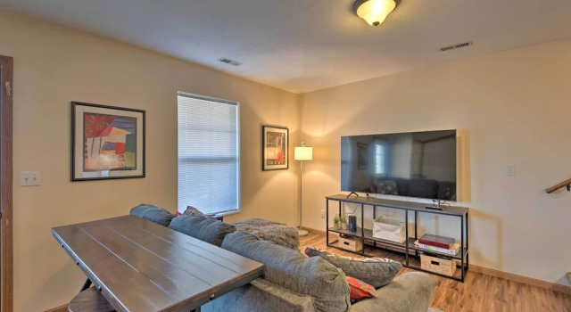 Cozy Cedar Rapids Pad - 2 Blocks to Mercy Care!, Varaa Lomakoti Cedar Rapids Iowa