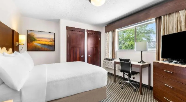 Люкс с красивым видом из окна Best Western Driftwood Inn