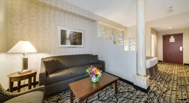 Двухместный люкс Monte Carlo Inn Oakville Suites