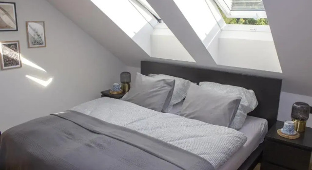 Enjoy Harrachov - Atraktivní slunný klimatizovaný apartmán 14 v centru Harrachova se saunou, parkováním s wallboxem EV, Wifi, herní konzolí, počítačem s win 10, Netflix a jedinečným výhledem na Čertovu horu se skokanskými můstky, Reservar Hotel Hotéis em Harrachov com piscina, Piscina