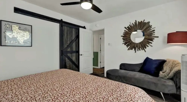 Коттедж Eclectic Fun Haus With Hot Tub - 3 Min Drive to Main