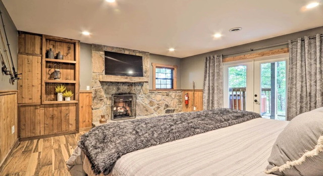 Deck & Hot Tub: Mtn-view Gatlinburg Cabin