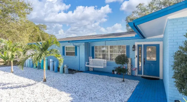 Beautiful home- Private getaway-Heated Pool/Hottub