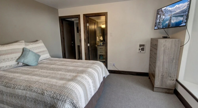 Wild Irishman 1064b by Summitcove Vacation Lodging, Забронировать Апартаменты/квартира Отели Roosevelt National Forest с парковкой, Парковка