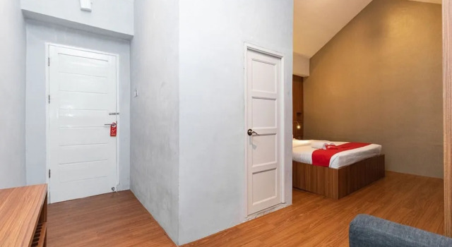 De Natio Guest House Jalan Gaharu by RedDoorz, Rezerwuj Pensjonat Medan Sumatra