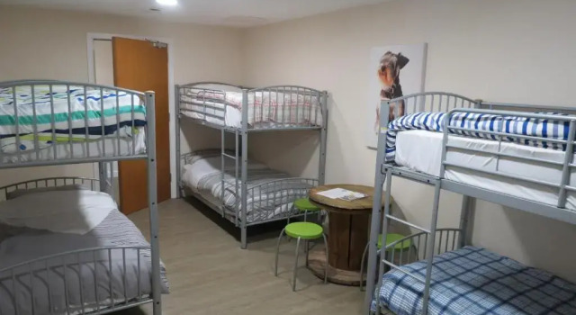 Кровать в общем номере The Attic at Edenmill