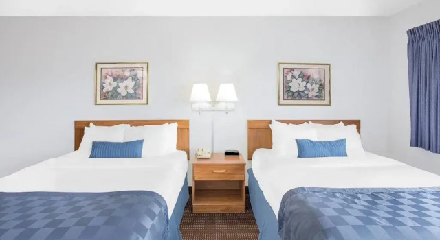 Четырёхместный номер Standard с видом на озеро Ramada by Wyndham Hancock Waterfront
