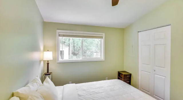 2 Mi to Lake Michigan: Pet-friendly Sawyer Apt, Book Hotel Shorewood-Tower Hills-Harbert USA