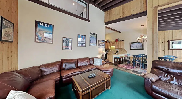 Remodeled Spacious Condo - Next to Car Charging, Hot Tubs, Village Gondola by RedAwning, Varaa Huoneisto Hotellit Mammoth uima-altaalla, Uima-allas