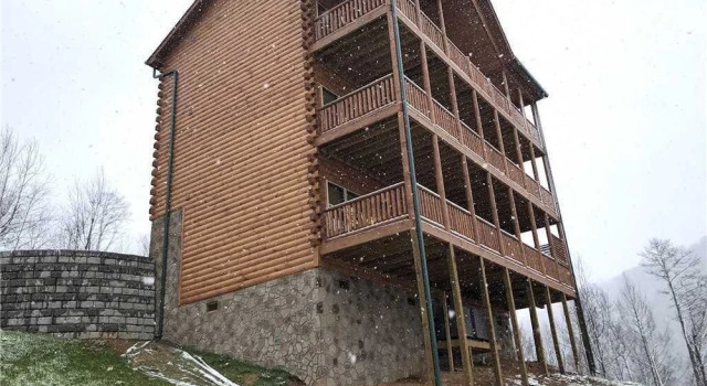 Damrons Dream 5 Bedroom Mountain View Home with Hot Tub