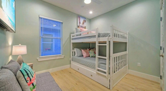 Sleeps 36! 3 Homes Side-by-side w/ Private Pools, Patio Lounge, 5 Mins to Beach, Book Feriehus Sommerhuse i Houston, Hytte