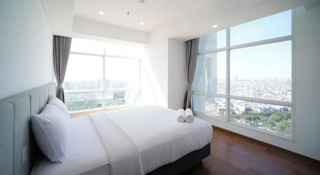 Exclusive and Spacey 3BR at Grand Sungkono Lagoon Apartment By Travelio, Book Apartment Hotels in East Java with a Pool, Swimming Pool