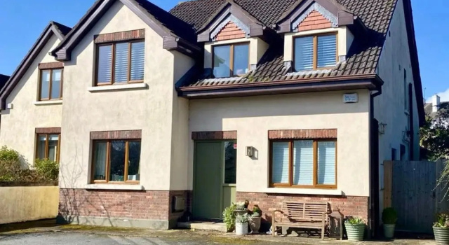 4 Bed House - Sleeps 8 - Pets - Parking - Wifi, Book Hotel Delgany Wicklow County