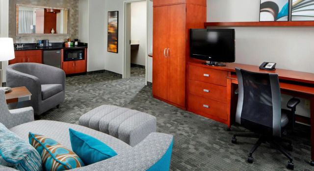 Двухместный люкс с 2 комнатами Courtyard Pittsburgh Airport Settlers Ridge