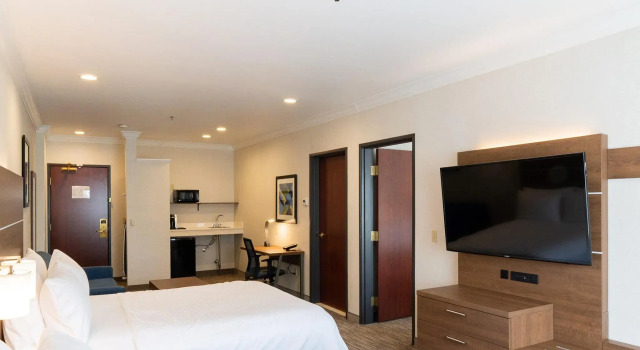 Четырёхместный люкс c 1 комнатой Holiday Inn Express Davis-University Area by IHG