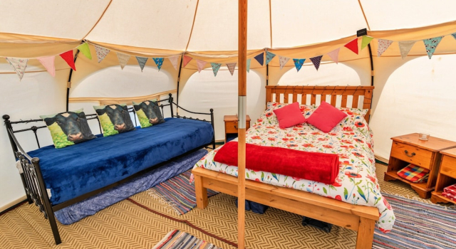 Bell Tent in North Devon Near Stunning Beaches, Забронировать Дом для отпуска Отели Илфракомб с парковкой, рядом с Статуя «Истина», Парковка
