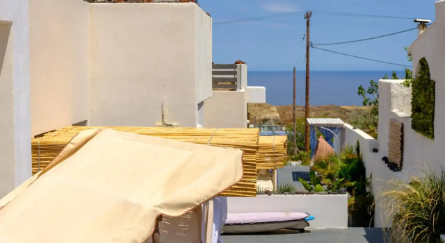 Люкс с балконом и с видом на внутренний двор Nalu Suites