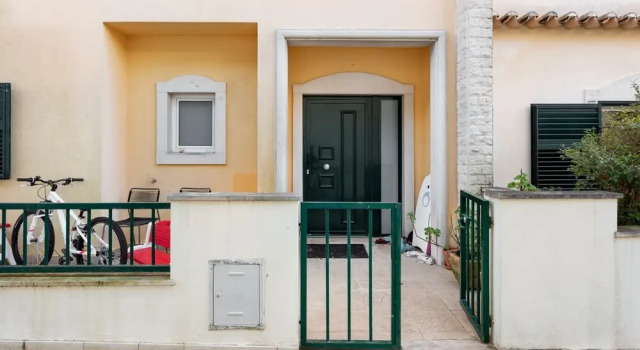 ALTIDO Stunning 4-BR house w/Private Yard in Estoril, Забронировать Отель Эшторил Estoril Coast, рядом с Estoril Wellness Center