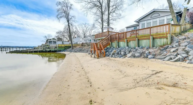 Коттедж Riverfront Colonial Beach Home w/ Private Beach!