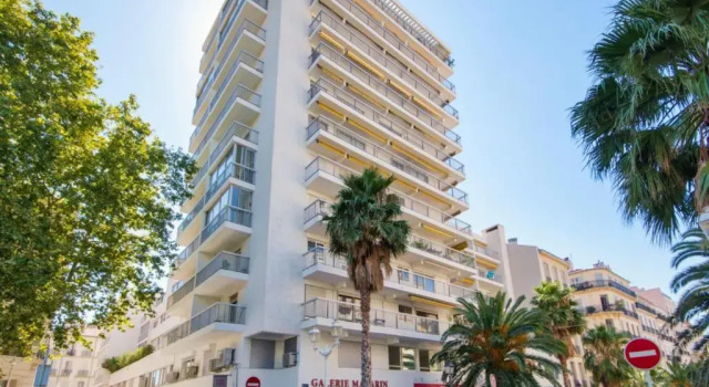 1br w AC and terrace in the heart of Toulon near train station Welkeys, Забронировать Апартаменты/квартира Апартаменты Тулона, рядом с Galerie Michel Estades, Апартаменты/квартира
