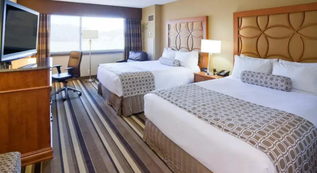 Четырёхместный номер Executive Crowne Plaza Minneapolis West by IHG